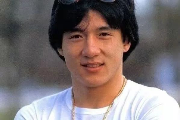 塌鼻子明星_朝天鼻明星_混血女明星鼻子