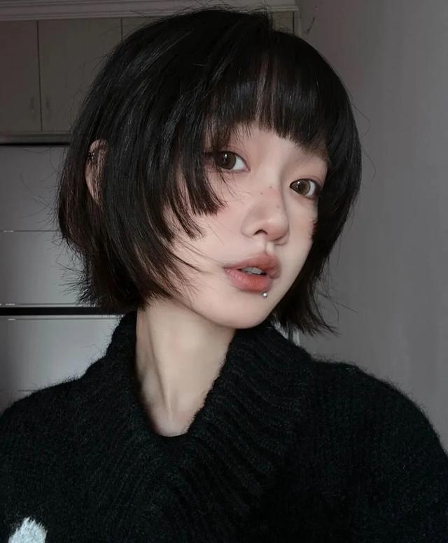 女明星短发造型_细软塌发质蓬松三厘米_2026赫本风狗啃刘海短发
